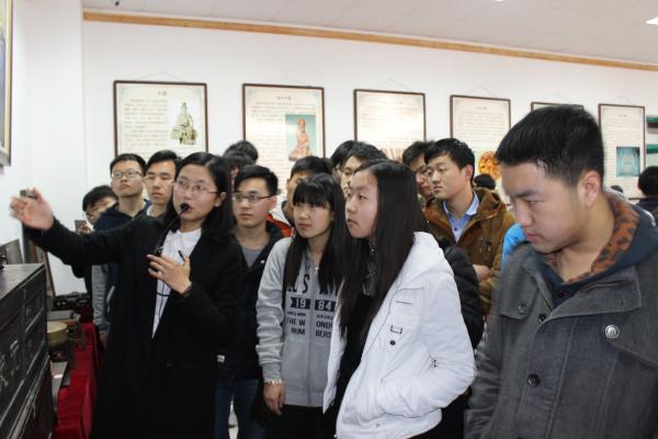 员工认真听取老师讲解