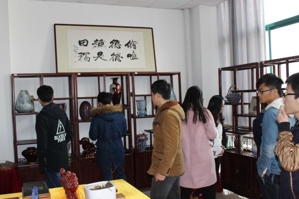 员工仔细了解博物馆藏品